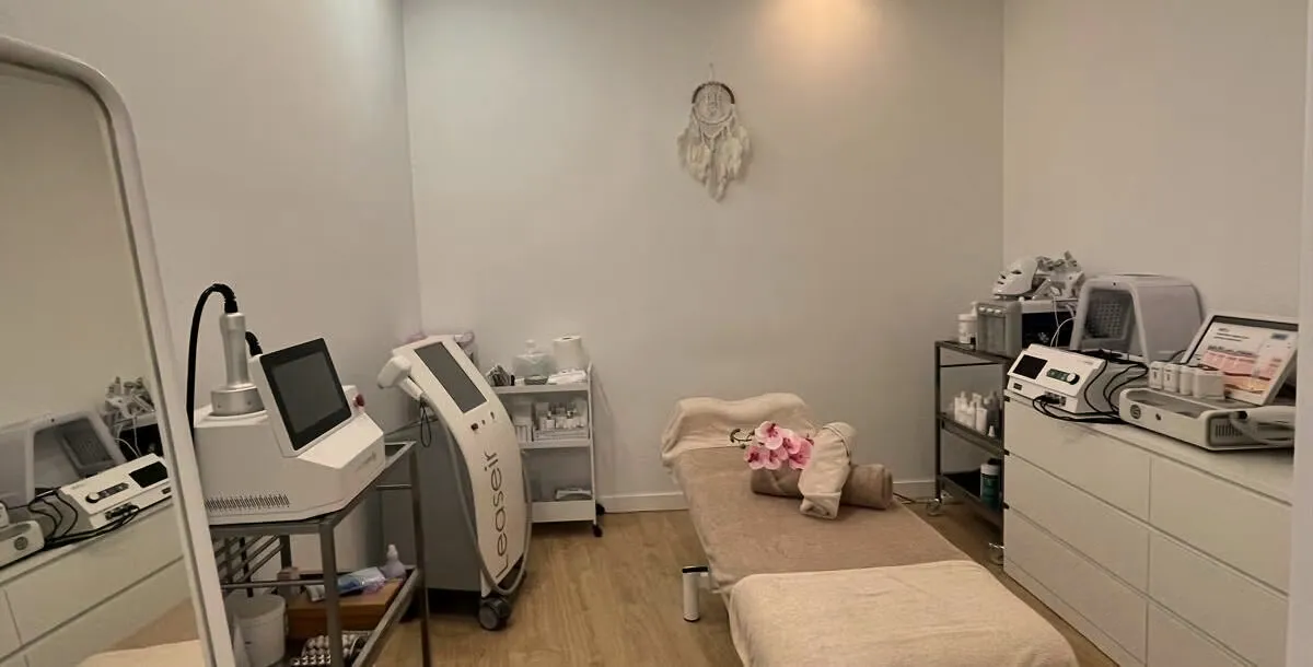 cabina de estética avanzada con camilla y aparatología