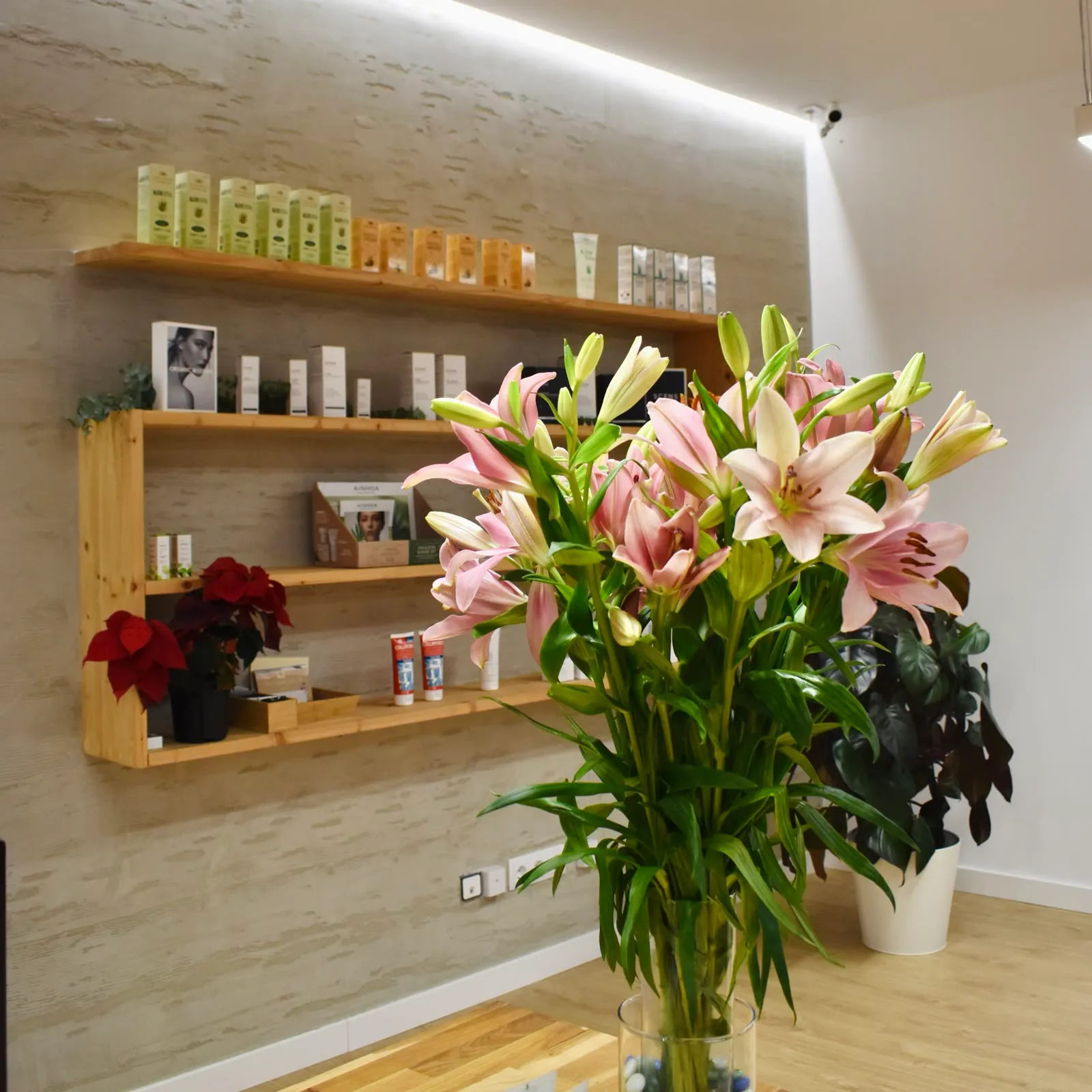 estantería de productos ecológicos con flores frescas