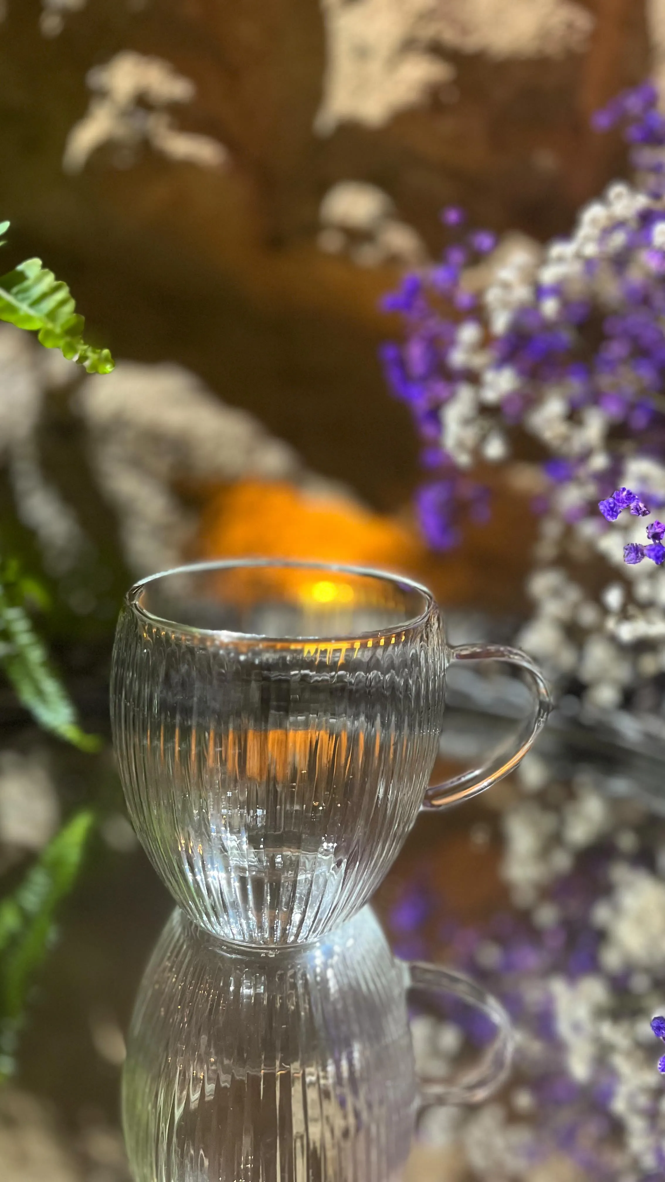 infusión servida tras el ritual, junto a flores secas y luz de velas